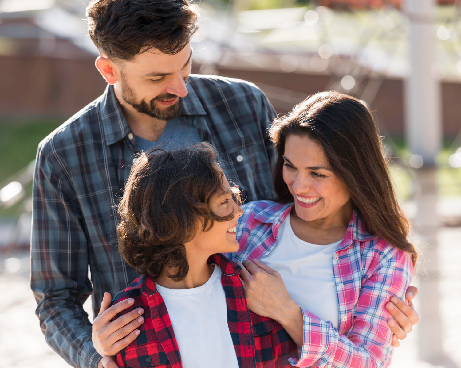 Familia feliz abrazándose - Beneficios de PsicoTech para consultantes