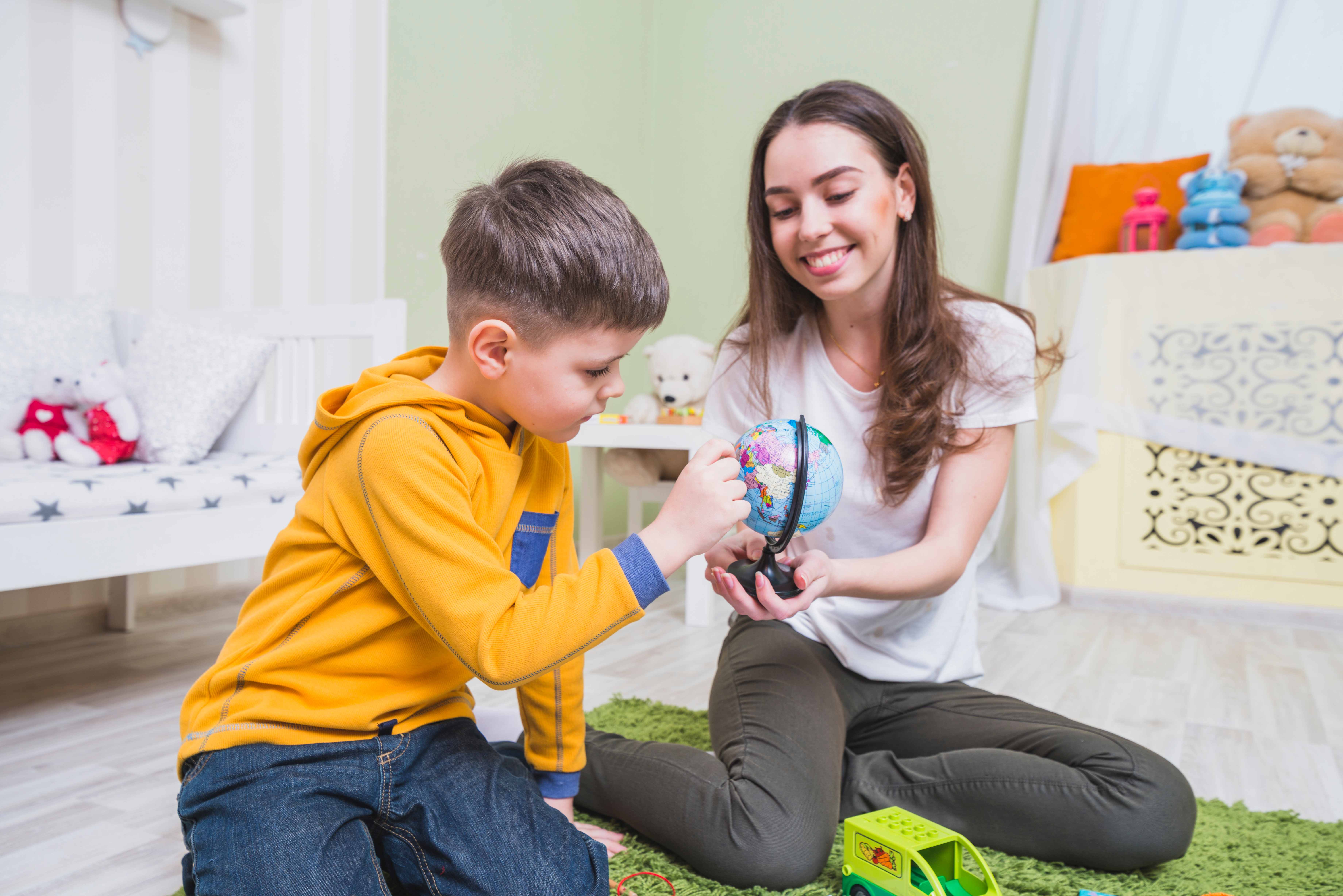 Maestra sombra trabajando con niño - Apoyo educativo personalizado